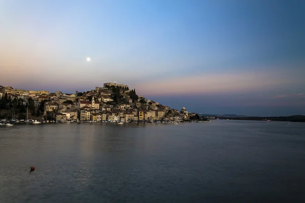 Cidade Sibenik paisagem à noite, Croácia — Fotografia de Stock