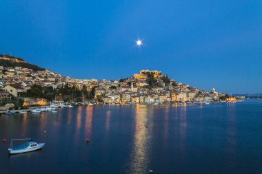     Şehir Sibenik manzara gece, Hırvatistan 