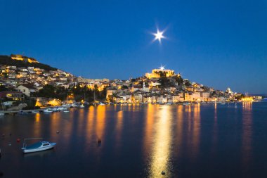    Şehir Sibenik manzara gece, Hırvatistan 