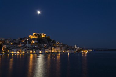     Şehir Sibenik manzara gece, Hırvatistan 