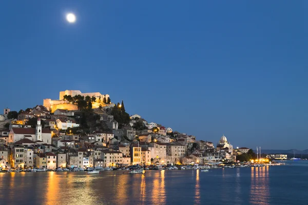 Ville Sibenik paysage la nuit, Croatie — Photo