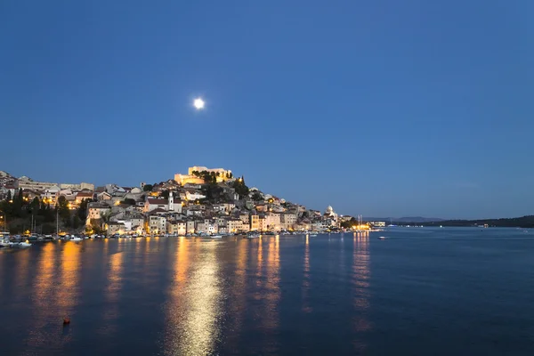 Cidade Sibenik paisagem à noite, Croácia — Fotografia de Stock