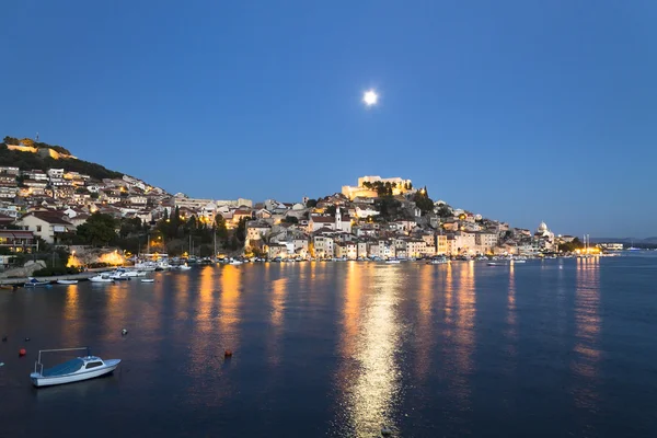 Barcos à vela em frente a uma fortaleza em Sibenik, Croácia — Fotografia de Stock