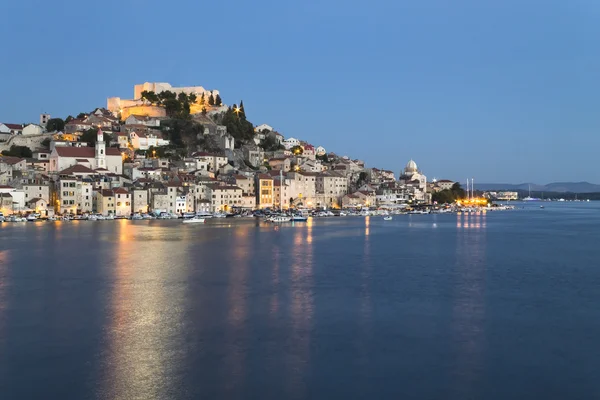 Cidade Sibenik paisagem à noite, Croácia — Fotografia de Stock