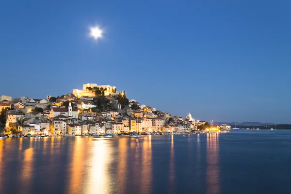 Landschap van de stad Sibenik nachts, Kroatië — Stockfoto