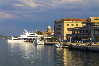     Bir güneşli sabah Sibenik liman 