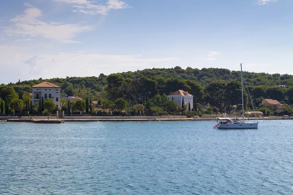 Пейзаж острова Зларин с небольшой лодкой — стоковое фото