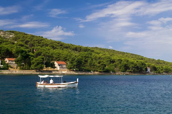 Paesaggio di un'isola di Zlarin con una piccola barca — Foto Stock
