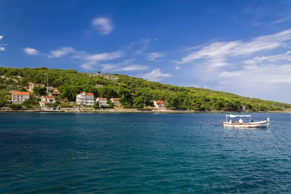 Paesaggio di un'isola di Zlarin con una piccola barca — Foto Stock