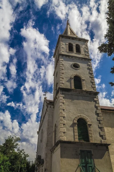 Iglesia católica en la ciudad Zlarin, Croacia — Foto de Stock
