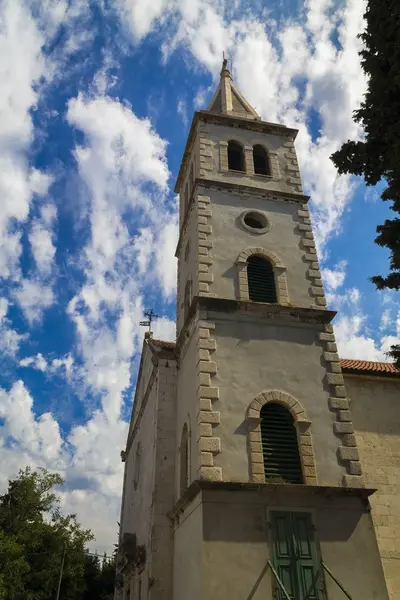 Iglesia católica en la ciudad Zlarin, Croacia — Foto de Stock