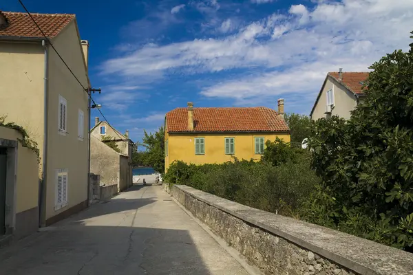 Жовтий сільський будинок у Зларін, Хорватія — стокове фото