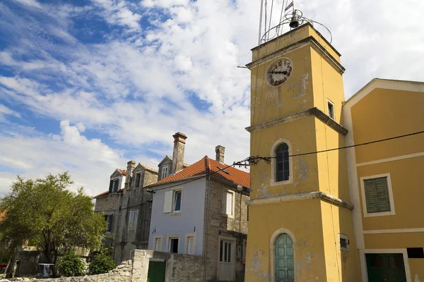 Igreja Católica Amarela na cidade Zlarin, Croácia — Fotografia de Stock