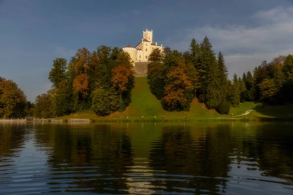 Castelo Trakoscan Junto Lago Croácia Dia Ensolarado Outono — Fotografia de Stock