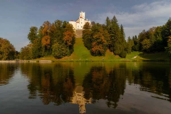 Castelo Trakoscan Junto Lago Croácia Dia Ensolarado Outono — Fotografia de Stock
