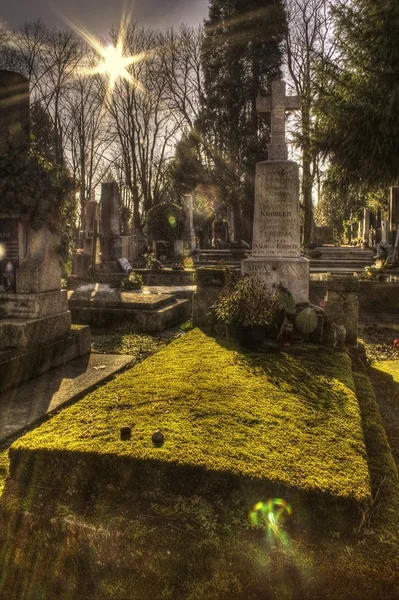 Hřbitovní náhrobky a sochy — Stock fotografie