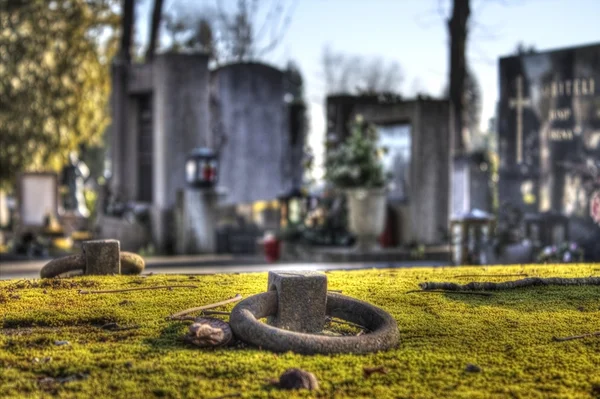 Kyrkogården gravar och statyer — Stockfoto