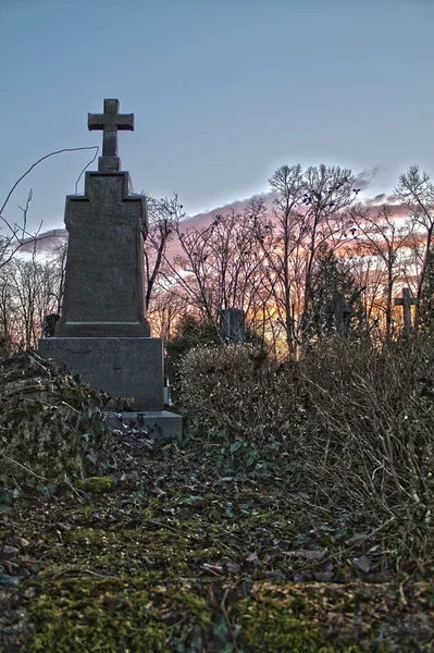 Hřbitovní náhrobky a sochy — Stock fotografie