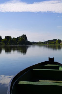 Sisak içinde bir nehir kupa üzerinde tekne