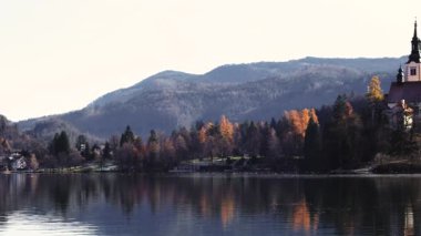 Huzurlu Göl Kan ve Kanlı Ada 'da Meryem Kilisesi' nin Varsayımı