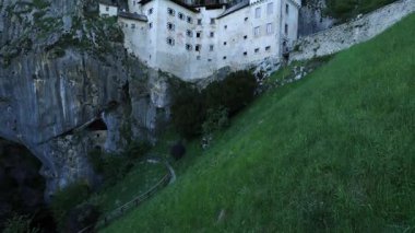 Rönesans Predjama Şatosu Slovenya 'nın güneyindeki bir mağara ağzında inşa edildi.