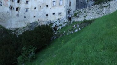 Rönesans Predjama Şatosu Slovenya 'nın güneyindeki bir mağara ağzında inşa edildi.