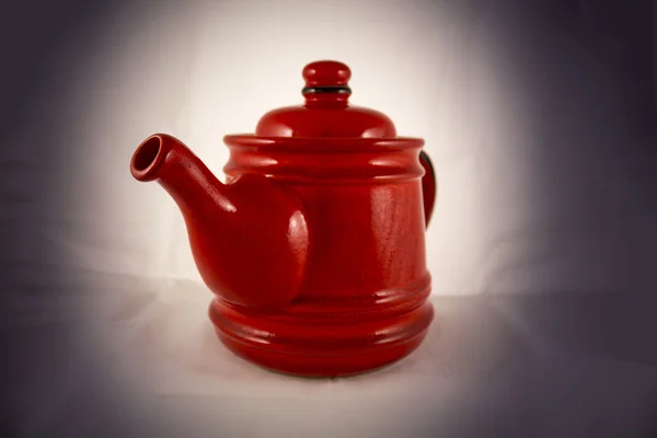 Červený čaj hrnec na bílém pozadí — Stock fotografie