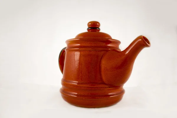 在白色背景上的红色茶壶 — 图库照片