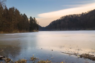 Göl kışın gün batımında