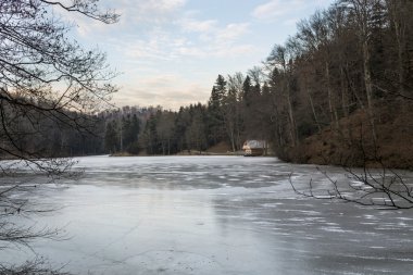 Gün batımı göl evinde
