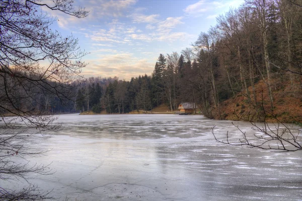 Haus am See bei Sonnenuntergang — Stockfoto