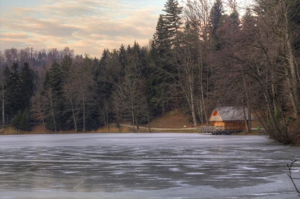 Haus am See bei Sonnenuntergang — Stockfoto