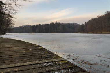 Göl kışın gün batımında