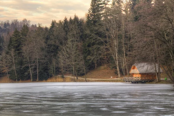 Haus am See bei Sonnenuntergang — Stockfoto