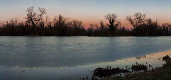 A vidéki tóparti idillben naplementekor — Stock Fotó