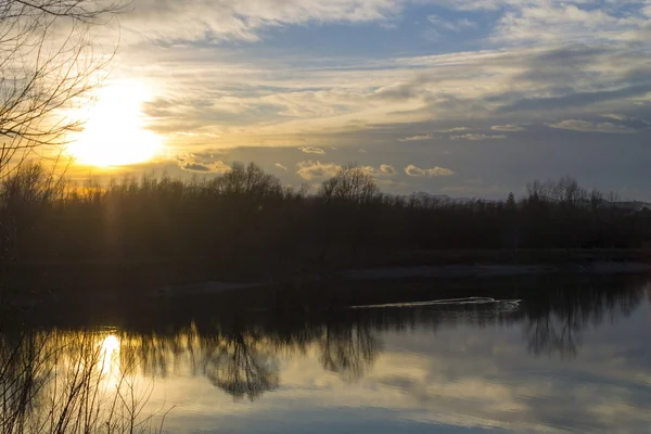 Pôr do sol sobre o lago em Rakitje em Zagreb, Croácia — Fotografia de Stock