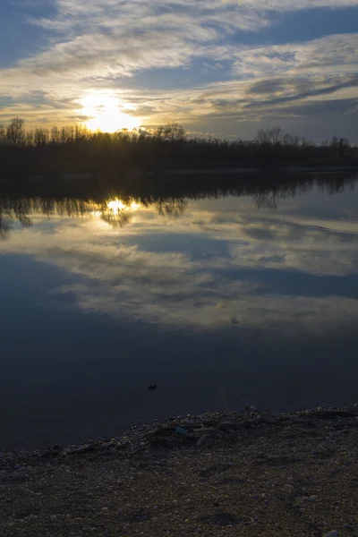 Coucher de soleil sur le lac à Rakitje à Zagreb, Croatie — Photo