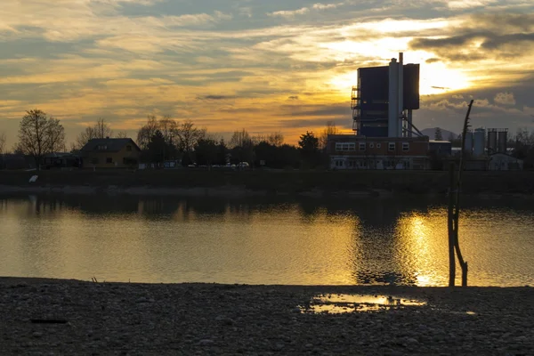 克罗地亚萨格勒布 rakitje 湖的日落场景 — 图库照片