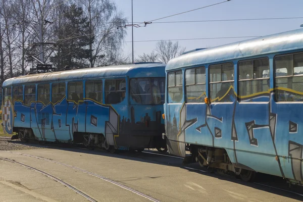 Стара модель трамвай з графіті в Загребі, Хорватія — стокове фото