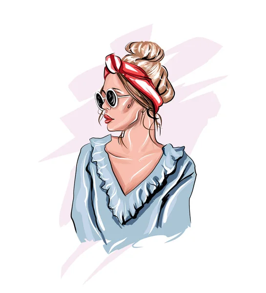 En vacker ung kvinna i solglasögon. Snygg tjej i ett rött pannband. Fashionabla feminina utseende, färgad teckning, realistisk — Stock vektor