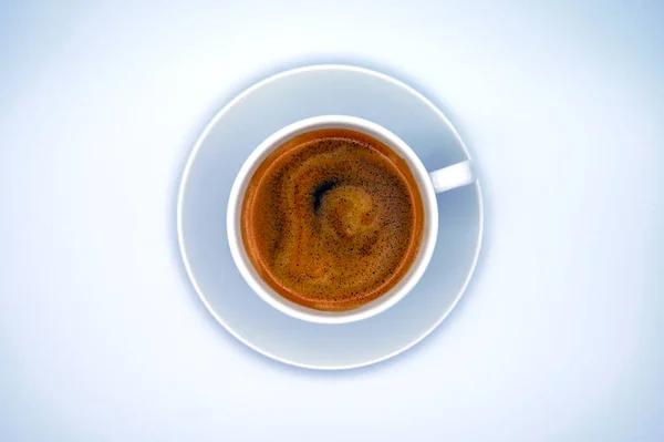 Bir Fincan Kahve Beyaz Arka Planda Üst Görünüm — Stok fotoğraf