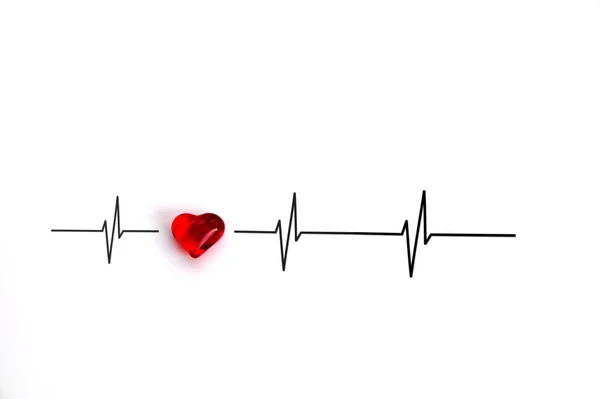 Lichtreflektierendes Rotes Glasherz Mit Kurven Von Herzkreisläufen Oder Herzschlägen Elektrokardiogramm — Stockfoto