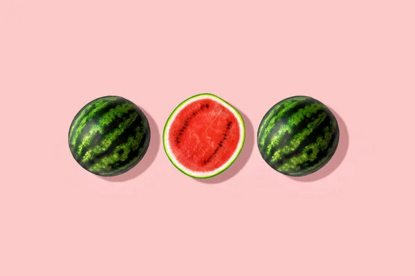 Drei Hälften Wassermelone Isoliert Und Vor Rosa Sommerhintergrund — Stockfoto