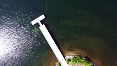 Lakeside (Almanca: Cospudener See) bir yaz gününde bir dronun perspektifinden. Yüzen iskele ve güneşin ışıldayan su yüzeyiyle. 