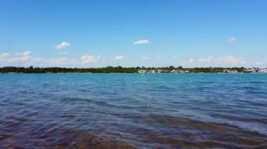 İHA alçaktan uçuyor ve Kahnsdorf (Almanya) yakınlarındaki bir gölün su yüzeyinde yükseliyor.)