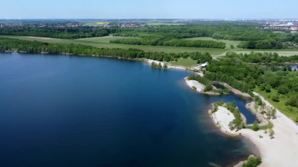 Політ Безпілотника Над Сільським Ландшафтом Озером Лісами Луками Літній День — стокове відео