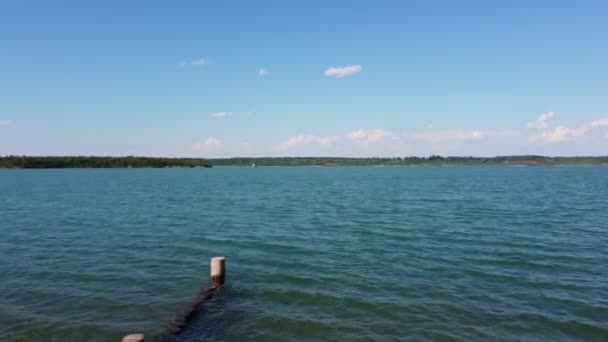 Yazın Bir Gölün Yüzeyinde Insansız Hava Aracı Uçuşu Drone Stoermthal — Stok video