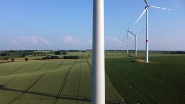 Enerji geçişi: Rüzgar enerjisinden yenilenebilir enerji. Bir yaz öğleden sonrasında tarımsal alanda rüzgar türbinleri.