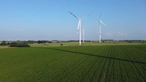 Energiewende Erneuerbare Energien Aus Windkraft Windräder Auf Einem Landwirtschaftlichen Feld — Stockvideo