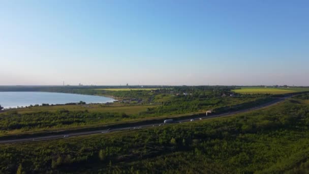 Drönarflyg Motorväg Med Trafik Omgiven Natur Och Sjö Panoramautsikt Med — Stockvideo